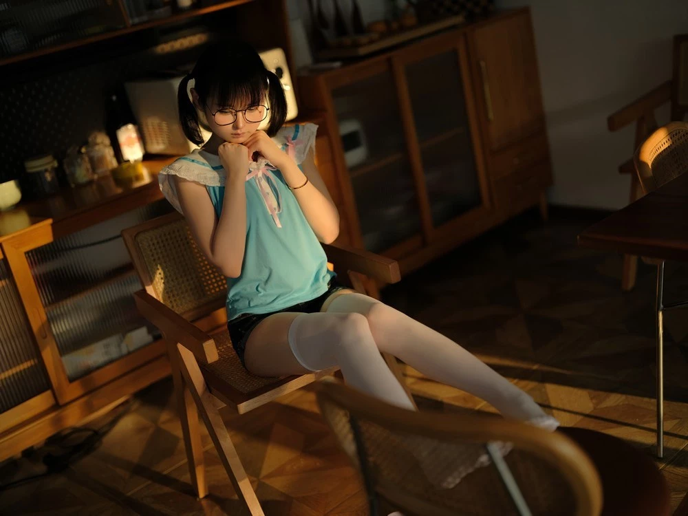 動漫博主幼水鈴衣你的電子女友主題性感上衣配牛仔短褲露白色絲襪秀較小身材誘惑寫真35P