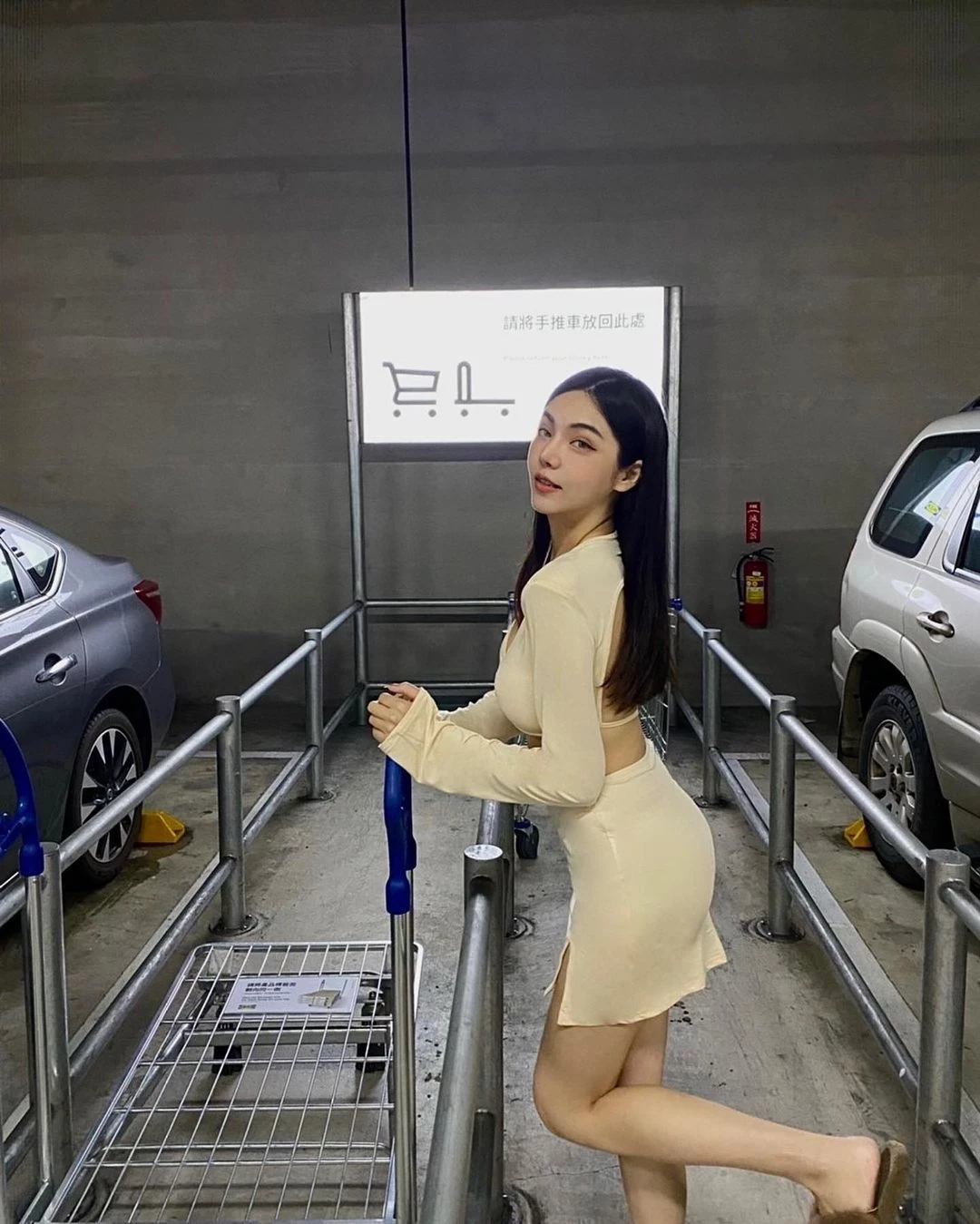 “Luna 宜欣”穿着风格大胆火辣 一眼看了就沦陷进去 [10P]